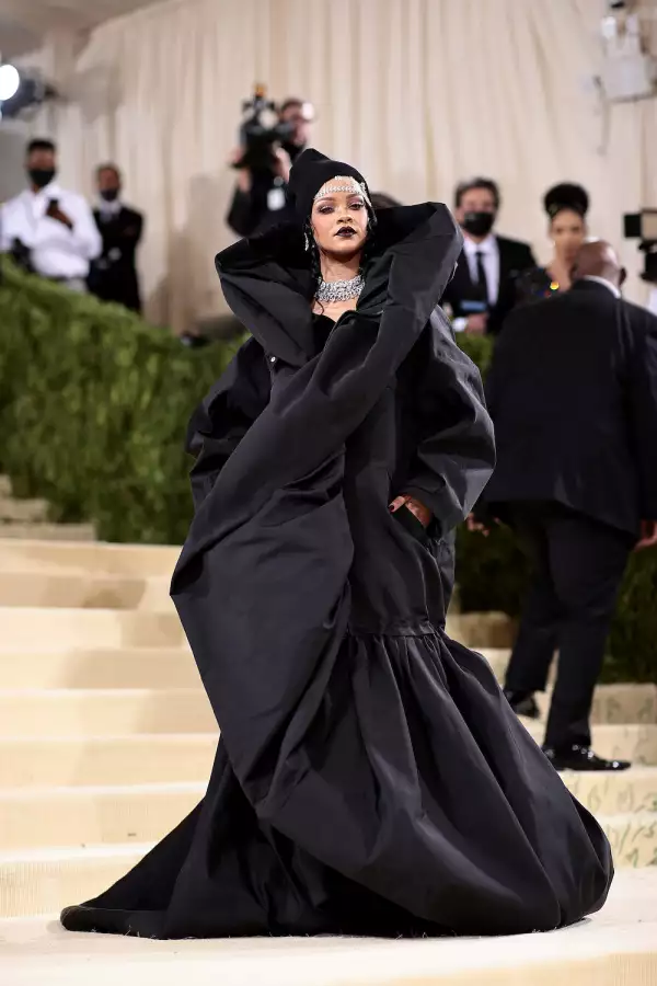 Rihanna en un vestido negro de Balenciaga para la Met Gala del 2021. 