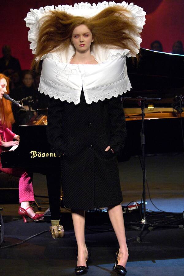 viktor-rolf-fall-2005-ready-to-wear-00020h-lily-cole