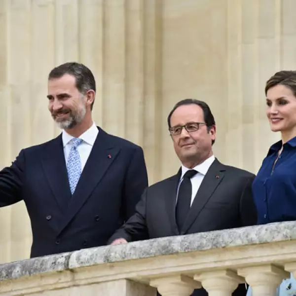 En el balcón, los reyes saludan acompañados del presidente Francois Hollande.