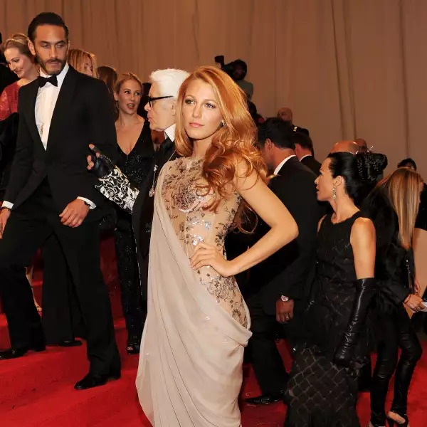 Blake Lively usando un Chanel para la red carpet de la Met Gala en la edición de 'Alexander McQueen: Savage Beauty'