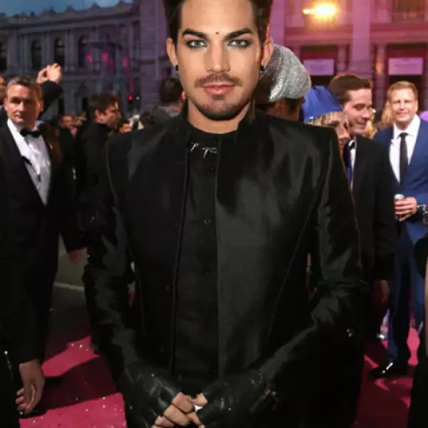 El maquillaje ya no es exclusivo de las mujeres, muchos hombres retocan sus imperfecciones con cosméticos, pero Adam puede que abuse de esto al punto de casi caer en la androginia.