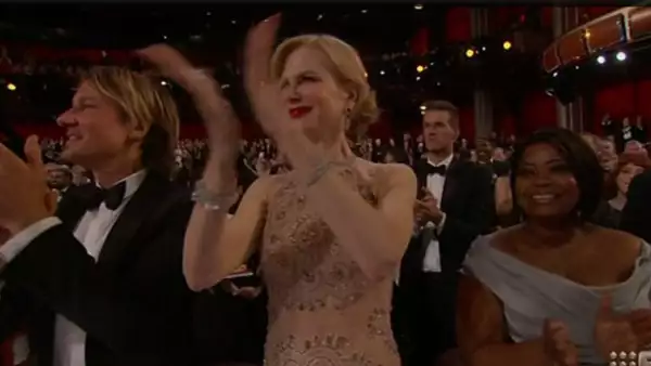 Nicole Kidman aplaudiendo