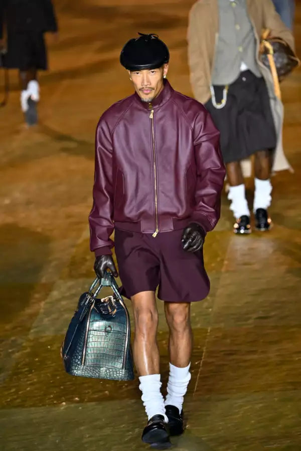 Foto de un momdelo con shorts y mocasines y calcetas durante la pasarela de Louis Vuitton primavera-verano 2024 para hombres.
