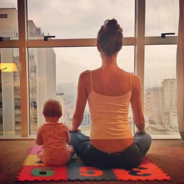 Gisele ha transmitido a sus bebés el gusto por el yoga.