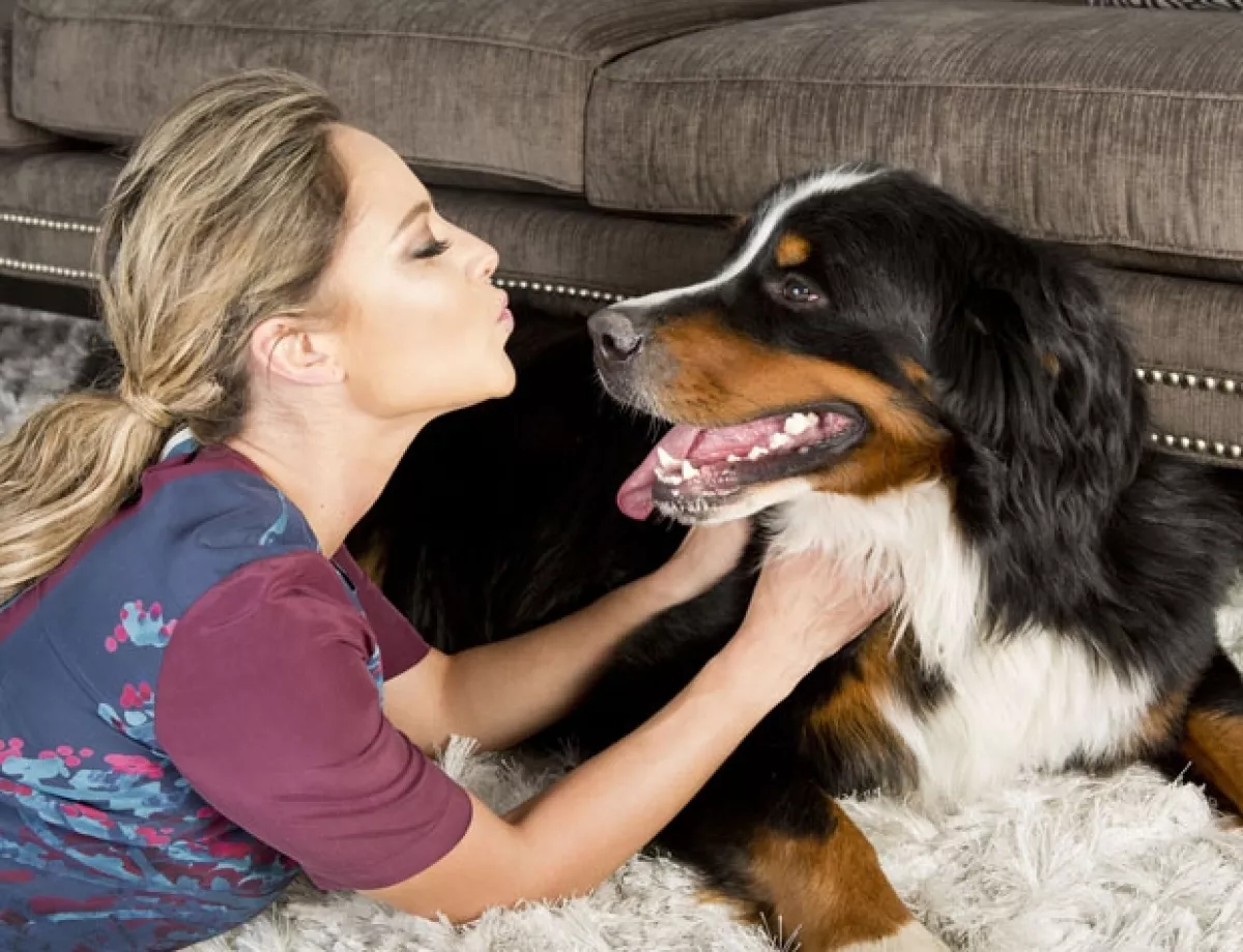 Su perro Ruffo, un bernés de la montaña, es uno de sus más grandes compañeros.