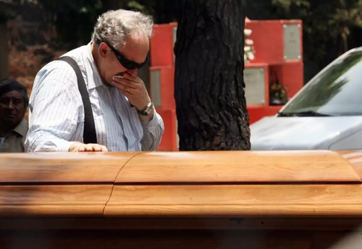 Pablo Weisz Carrington durante el sepelio en el Panteón Británico.
