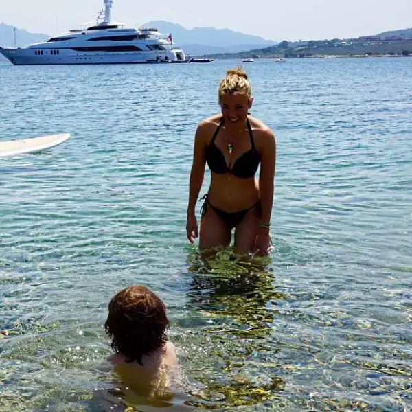 Pendiente en todo momento, Thalía disfruta en familia su viaje por Italia.