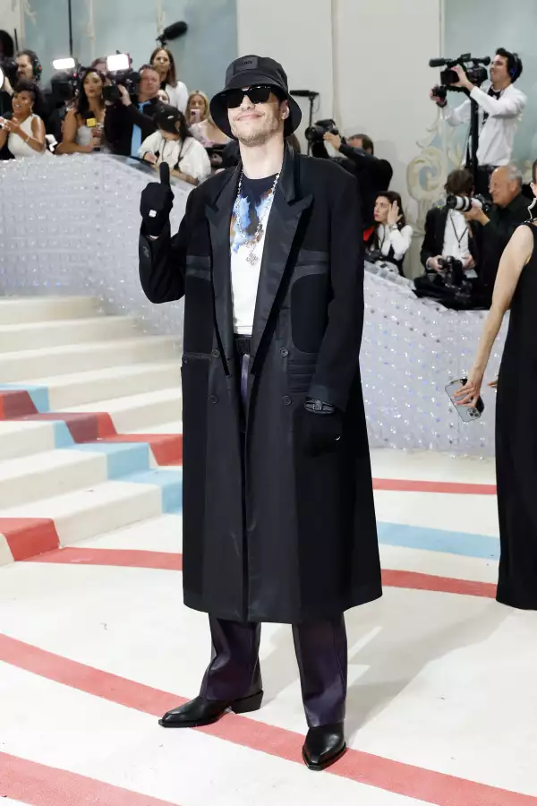 North West critica el look de Pete Davidson en la Met Gala.