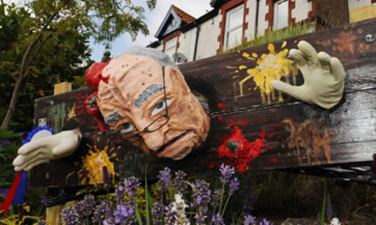 Esta semana una figura de Rupert Murdoch fue exhibida en el Festival de Espantapájaros de Muston, en Inglaterra. (Foto: AP)