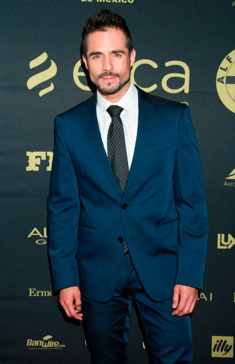 El guapo actor nos responde qué es lo que más le gusta de su trabajo, si le gustaría hacer una telenovela con Irán Castillo y hasta nos enseña su abdomen.