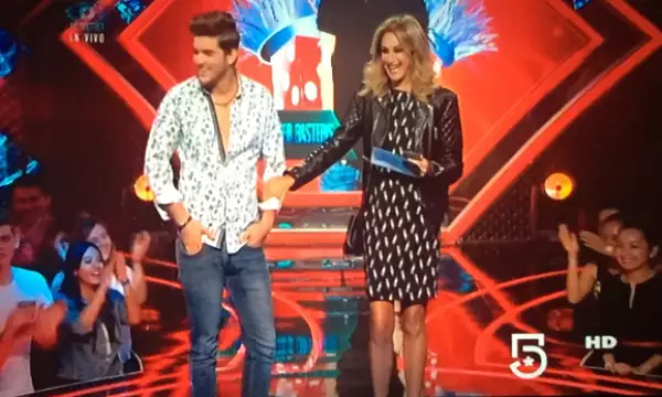 La conductora Adela Micha presentando a Christopher Basteris.