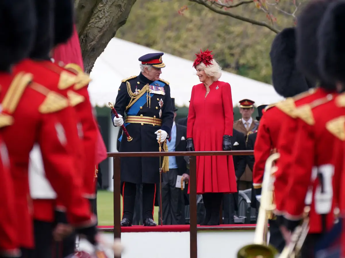 El Rey Carlos III y Camilla, la Reina Consorte, asisten a una ceremonia en la que presentaron nuevos estándares y colores a la Marina Real; a los Guardias de Vida del Regimiento Montado de Caballería de la Casa; la Compañía del Rey de la Guardia de Granaderos y el Escuadrón de Colores del Rey de la Real Fuerza Aérea, en el Palacio de Buckingham en Fecha de la foto: jueves 27 de abril de 2023.