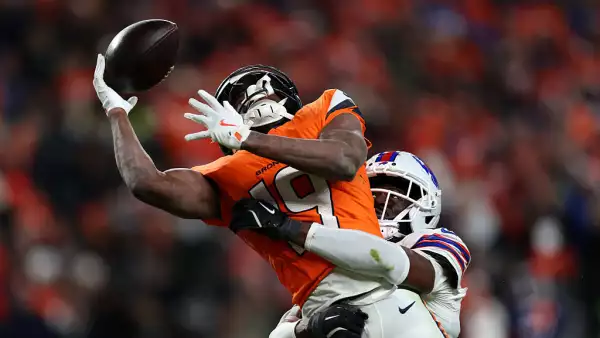Foto de Marvin Mims Jr atrapando un balón en un partido de la NFL de los Broncos vs los Bills