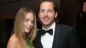 Margot Robbie y Tom Ackerley en los Paramount Pictures' Post Governors Awards