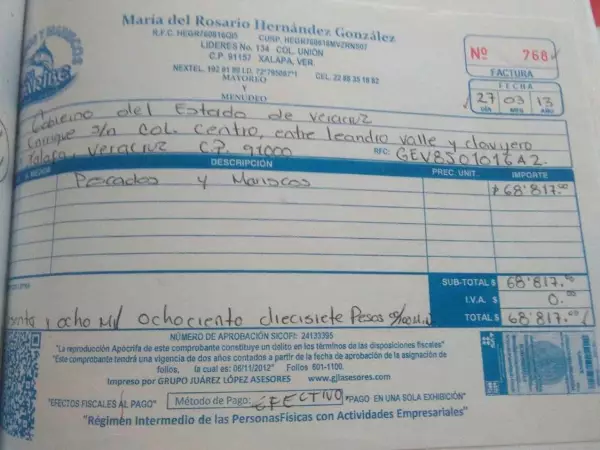 El candidato presentó una serie de recibos que presuntamente habrían sido pagados con recursos de los veracruzanos.