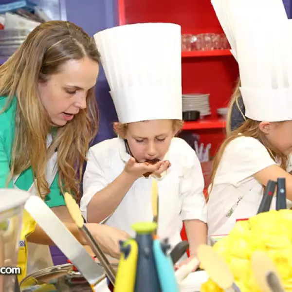 Michelle Magún y su hijo Marck Chernitzcki