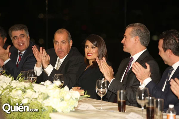Salma estuvo acompañada por su familia e invitados.