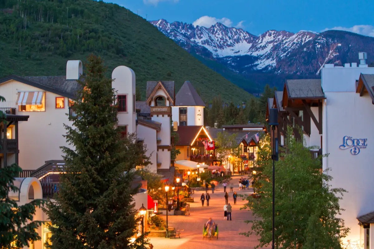 foto del pueblo de vail durante verano con las montañas con poca nieve 