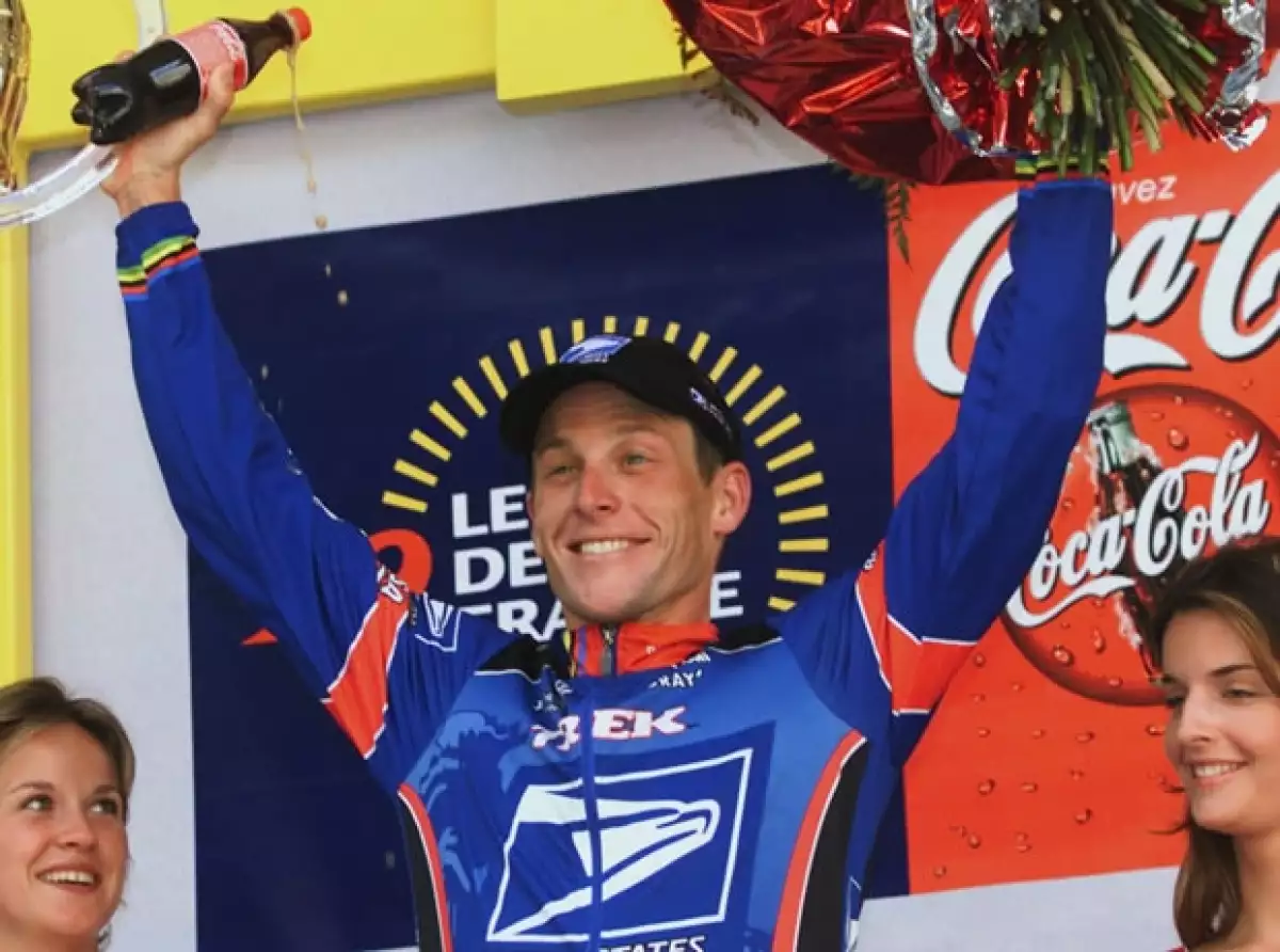 Aquí festejando su primer victoria en el Tour de Francia en 1999 luego de su recuperación.