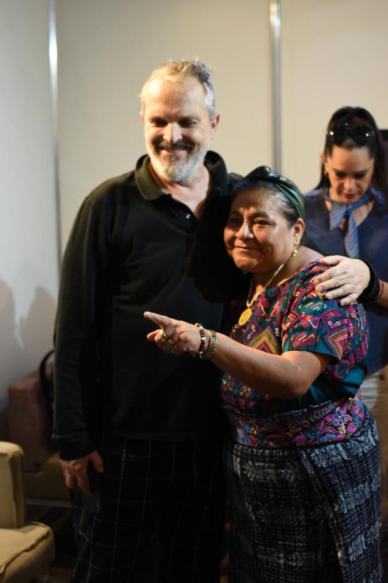 Miguel Bosé y Rigoberta Menchú