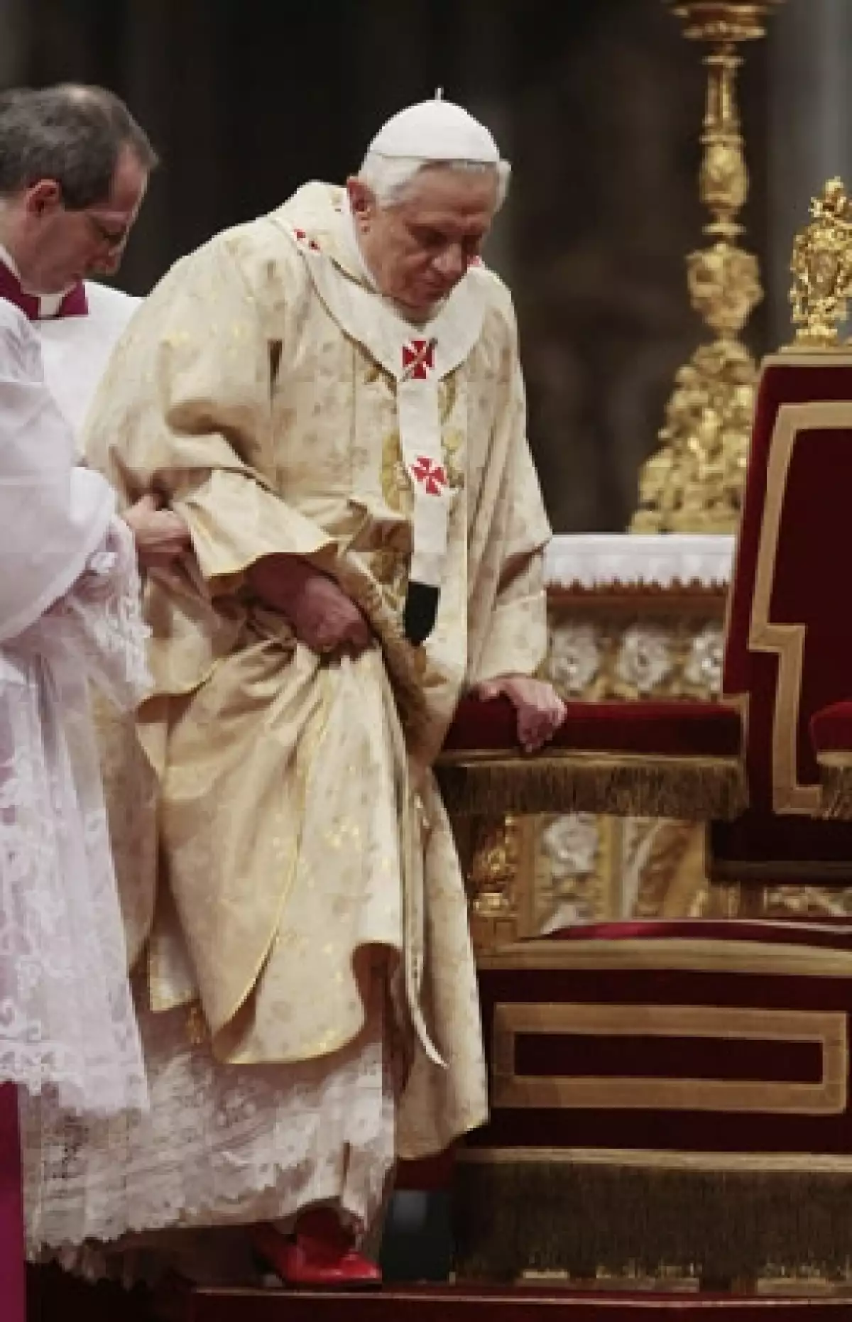Una mujer que intentó alcanzar a Benedicto XVI hizo que el pontífice perdiera el equilibrio y cayera. La responsable ya fue detenida.