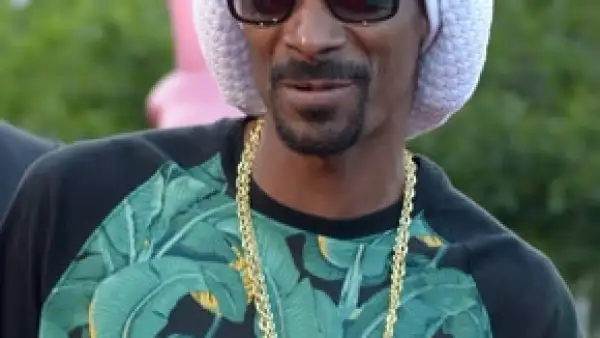 La cantante acudió al programa de Jimmy Kimmel donde platicó de su amistad con Snoop Lion, con quien dice se llevan muy bien por su gusto por la cannabis.
