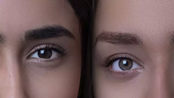 Dos mujeres juntas maquilladas