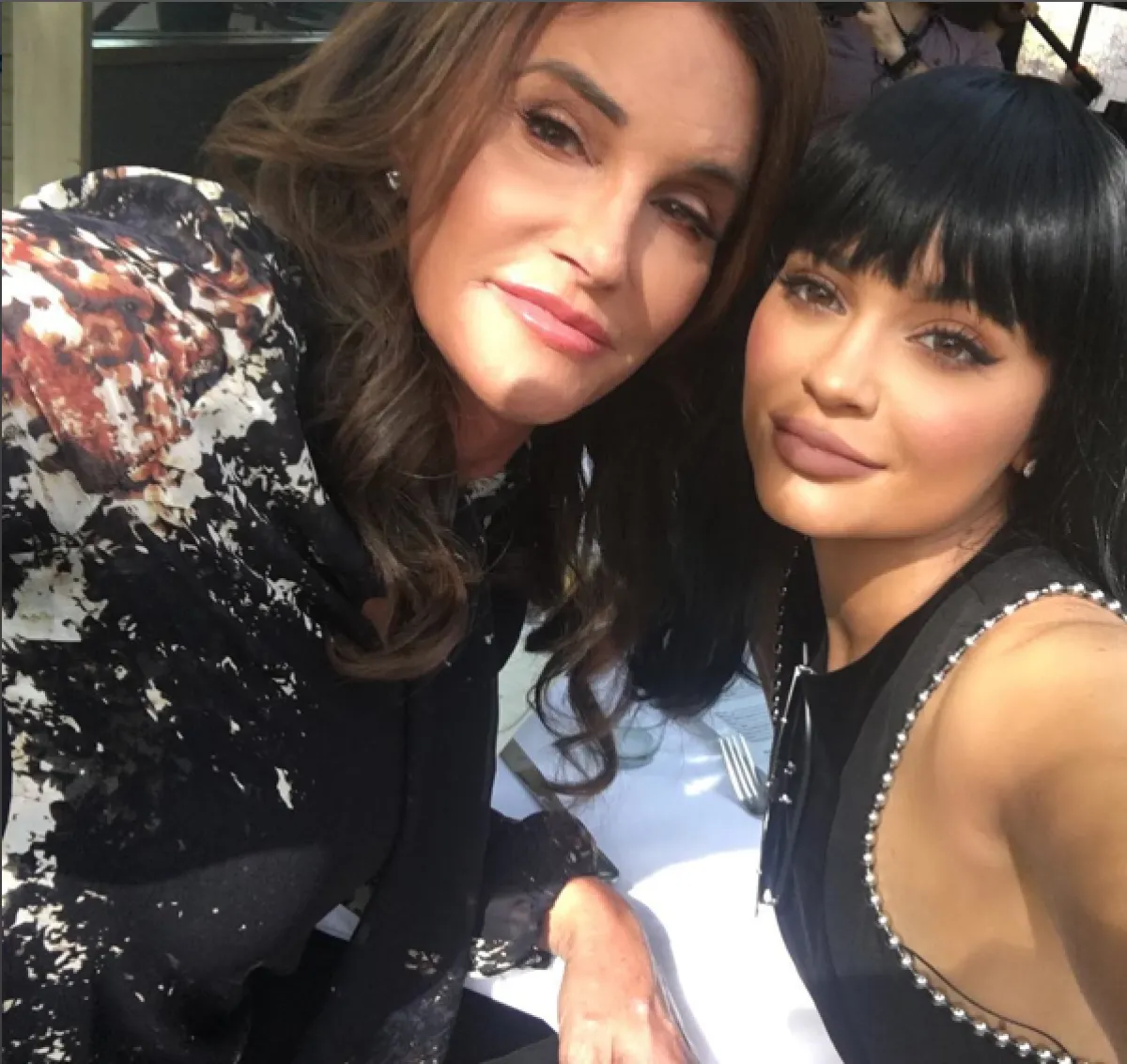 Con mucho estilo, Caitlyn llegó al lugar de su celebración, vestida con unos jeans negros y una blusa negra con estampado floral y botas.
