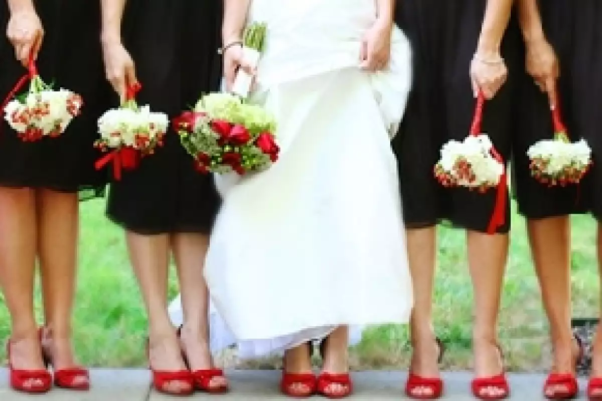 Hoy en día, cada vez es más visto en la bodas, que las novias hagan a un lado los tradicionales zapatos de novia blancos y los cambien por zapatos de novia de colores.