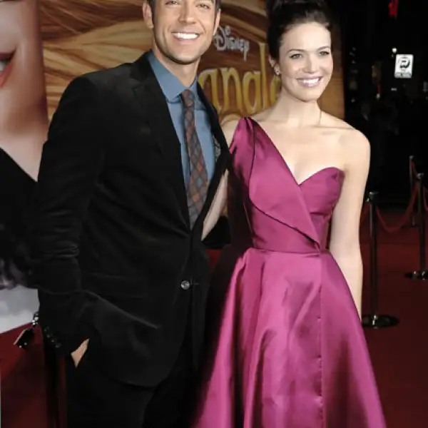 ZACHARY LEVI Y MANDY MOORE. Ellos cantarán `I See the Light´ de la película animada `Tangled´.