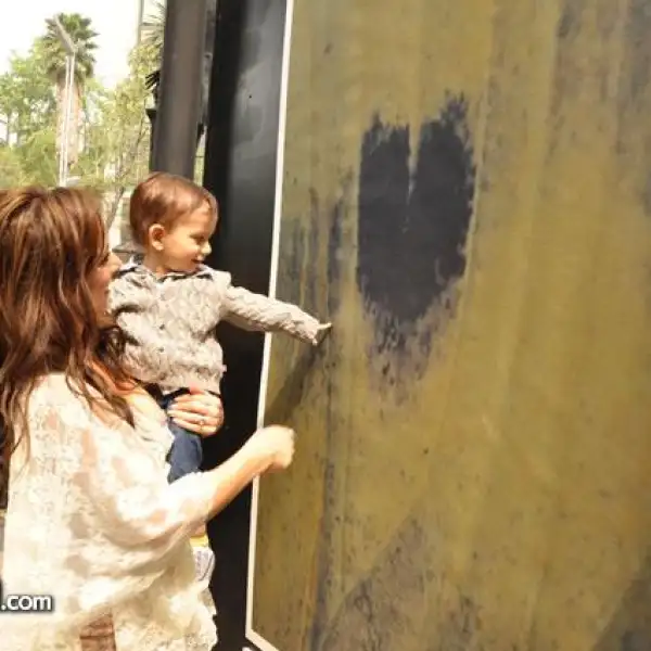 Claudia Lizaldi con su pequeño Iam Kneeland