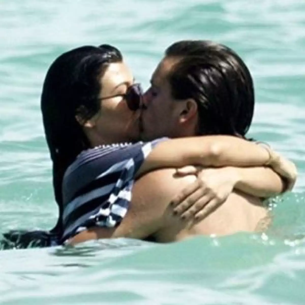 Apenas el mes pasado, Scott también confundió a todos con esta foto para el cumple de Kourt.
