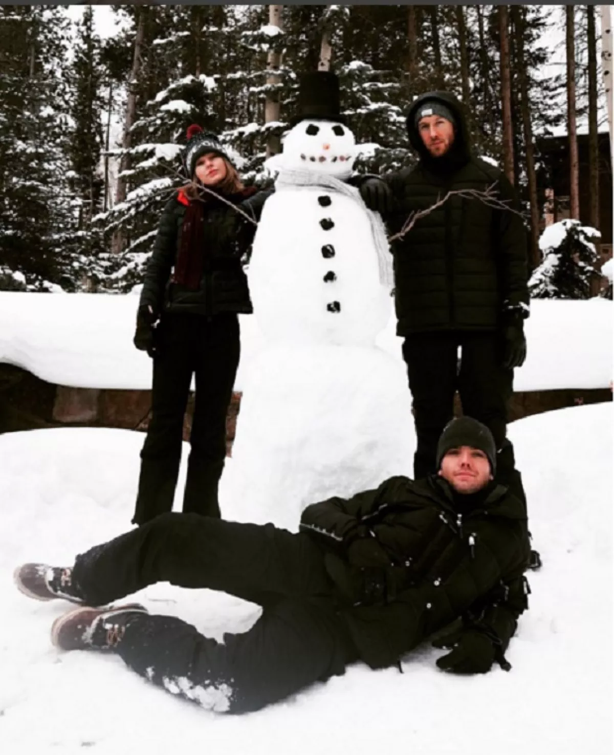 La cantante publicó parte de sus vacaciones bajo cero al lado de su novio, Calvin Harris, y su hermano menor Austin Swift.