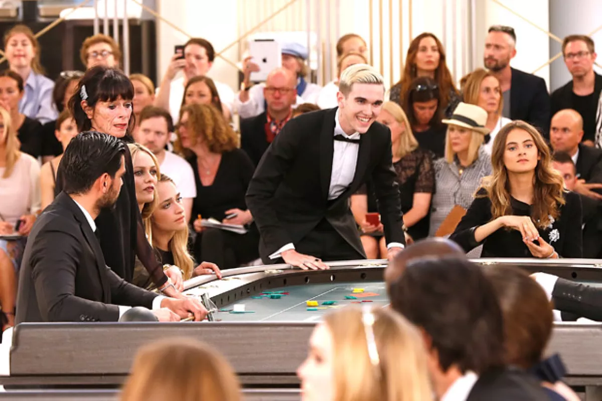 Gabriel-Kane participó en un juego de casino durante el desfile de Chanel, al lado de celebridades como Vanessa Paradis.