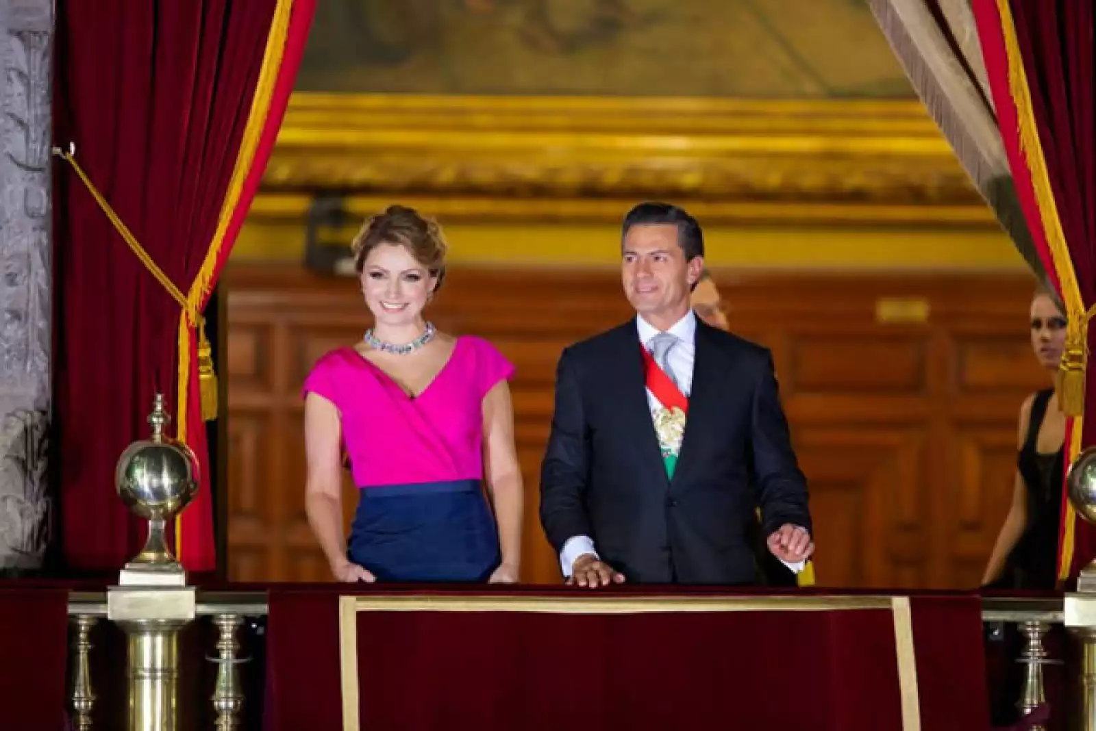 Durante todo momento al salir al balcón principal de Palacio Nacional, Enrique Peña estuvo acompañado de su esposa, Angélica Rivera.