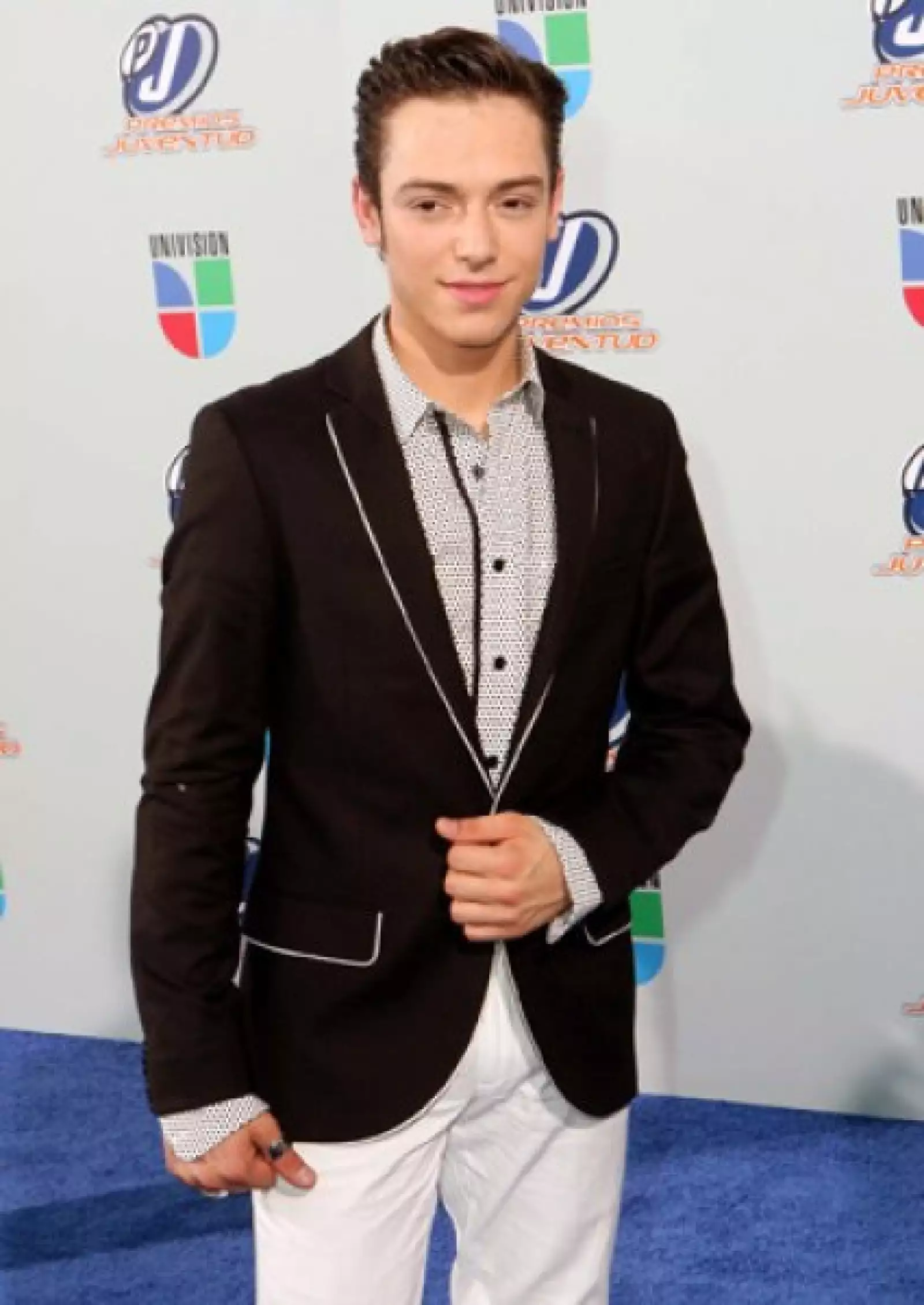 Pee Wee optó por combinar el blanco y negro en pantalón, camisa y saco.