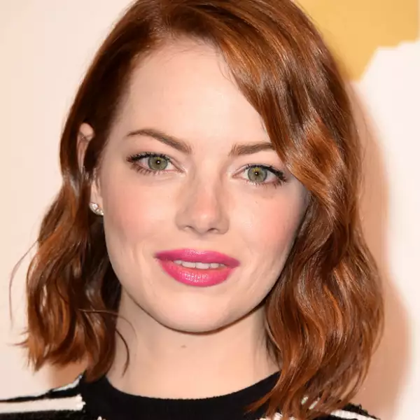 Adoptando una de las tendencias más IN del momento, Emma Stone usa un lipstick en rosa vibrante, dejando sus ojos muy sencillos y naturales.
