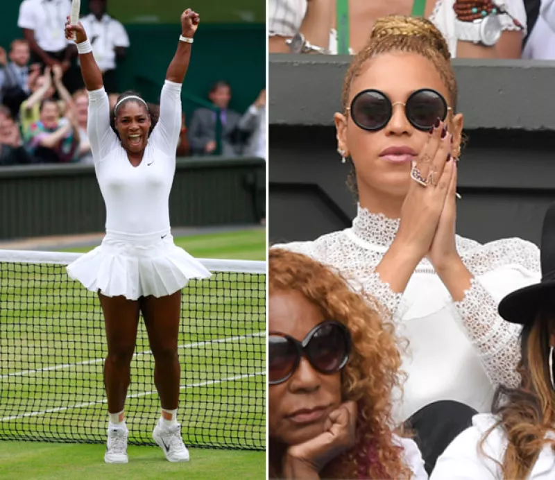 Durante el partido de Serena Williams, la cantante tardó en reaccionar al momento en el que todos se levantaron y, justo este instate, fue grabado.