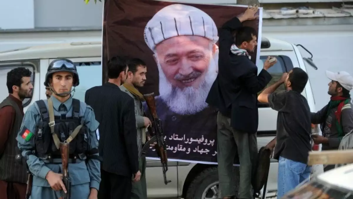 afganos colocan un poster con la imagen de Berhanuddin Rabbani