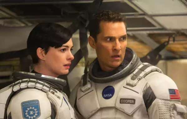foto de anne hathaway y matthew mcconaughey con trajes de astronauta en una escena de interstellar