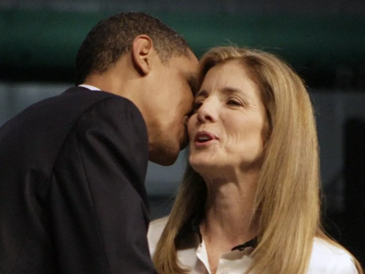Un beso para una gran aliada, imán de votos, Caroline Kennedy, hija del ex presidente John F. Kennedy.