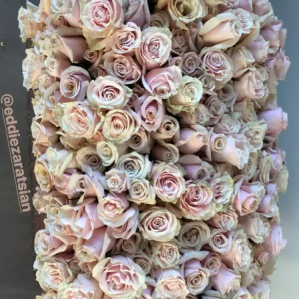 Kim Kardashian recibió decenas de flores por su cumple 37