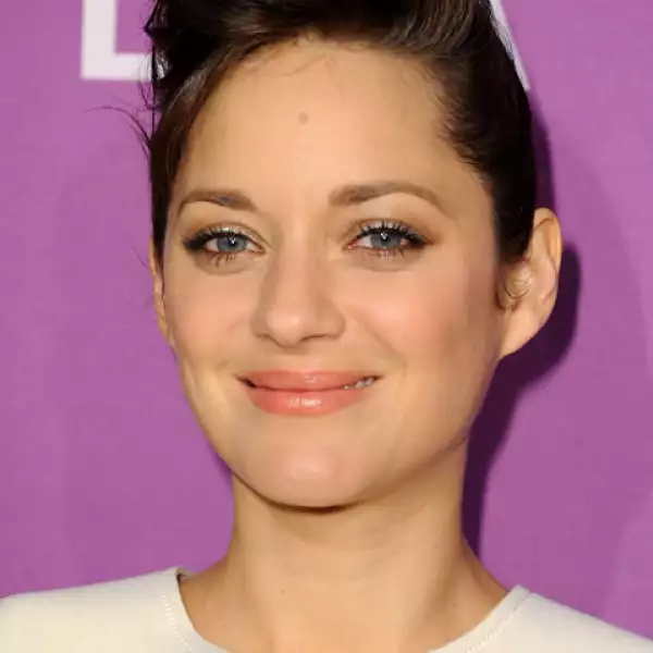 Para cambiar su look, Marion Cotillard se recogió el pelo en un updo muy edgy. Resaltó sus ojos azules, aplicando delineador plateado y rímel.
