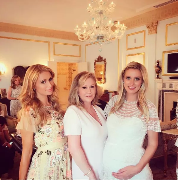 Paris también presumió a su mamá, Kathy y el baby bump de su hermana.