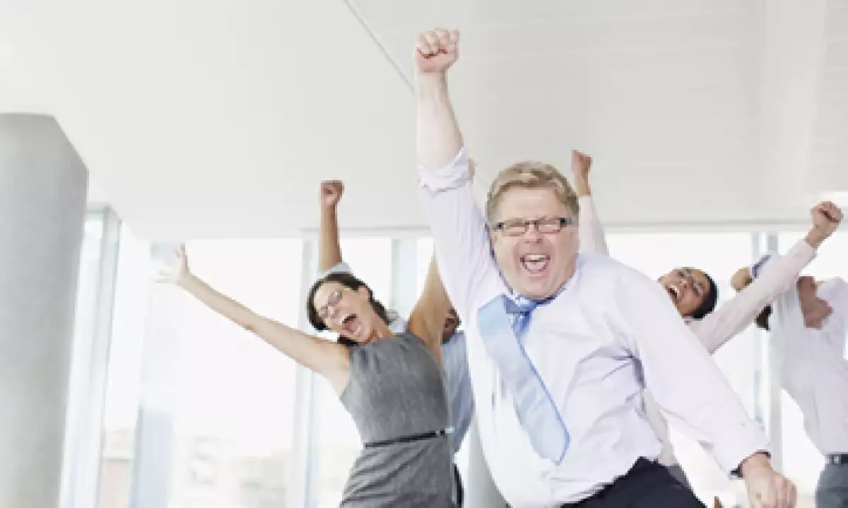 La risaterapia, el yoga y la musicoterapia fomentan la productividad y creatividad de los trabajadores. (Foto: Getty Images)