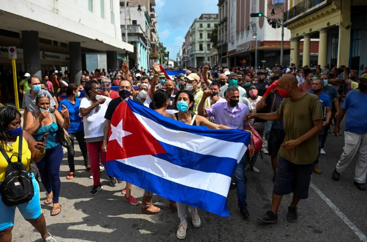 La gente participa en una manifestación para apoyar al gobierno del presidente cubano Miguel Díaz-Canel en La Habana, el 11 de julio de 2021. Dos años después de que las protestas antigubernamentales sin precedentes sacudieran a la Cuba comunista, los profundos problemas económicos y sociales que llevaron a la gente a desafiar a un gobierno notoriamente intolerante a la disidencia solo han hecho peor.