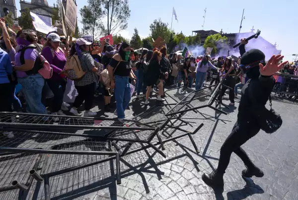 Mujeres se unieron a la marcha del 8M en la ciudad de Toluca mostrando el hartazgo ante feminicidios, desapariciones y violencia, inundaron las calles de mirado y verde.