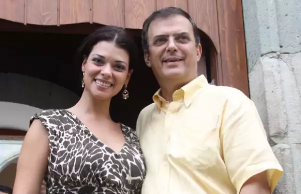 Marcelo Ebrard y su esposa.