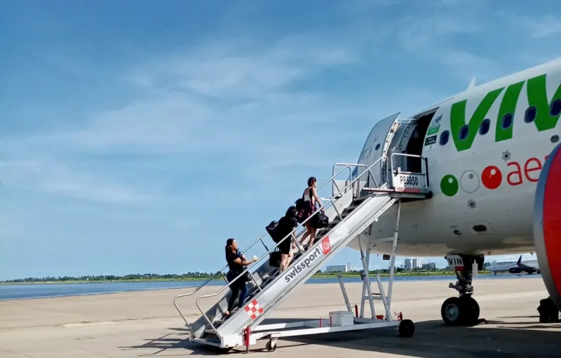 Un grupo de pasajeros descienden de un vuelo de Viva, una de las aerolíneas de bajo costo que tiene el objetivo de fusionarse con Volaris.