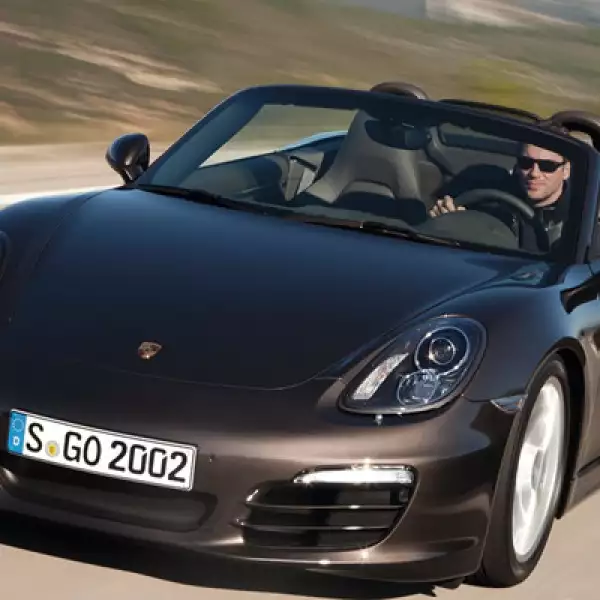 Con lujo y estilo, el nuevo modelo Boxter lleva bajo el cofre un motor capaz de entregar más de 350 caballos de fuerza y alcanzar los 100 kilómetros por hora en menos de cinco segundos.